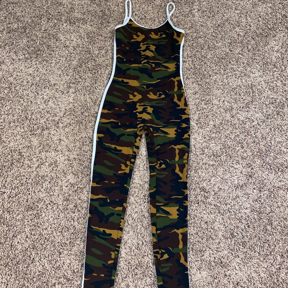 NEW JNK (FASHION NOVA) CAMO JUMPSUIT💗